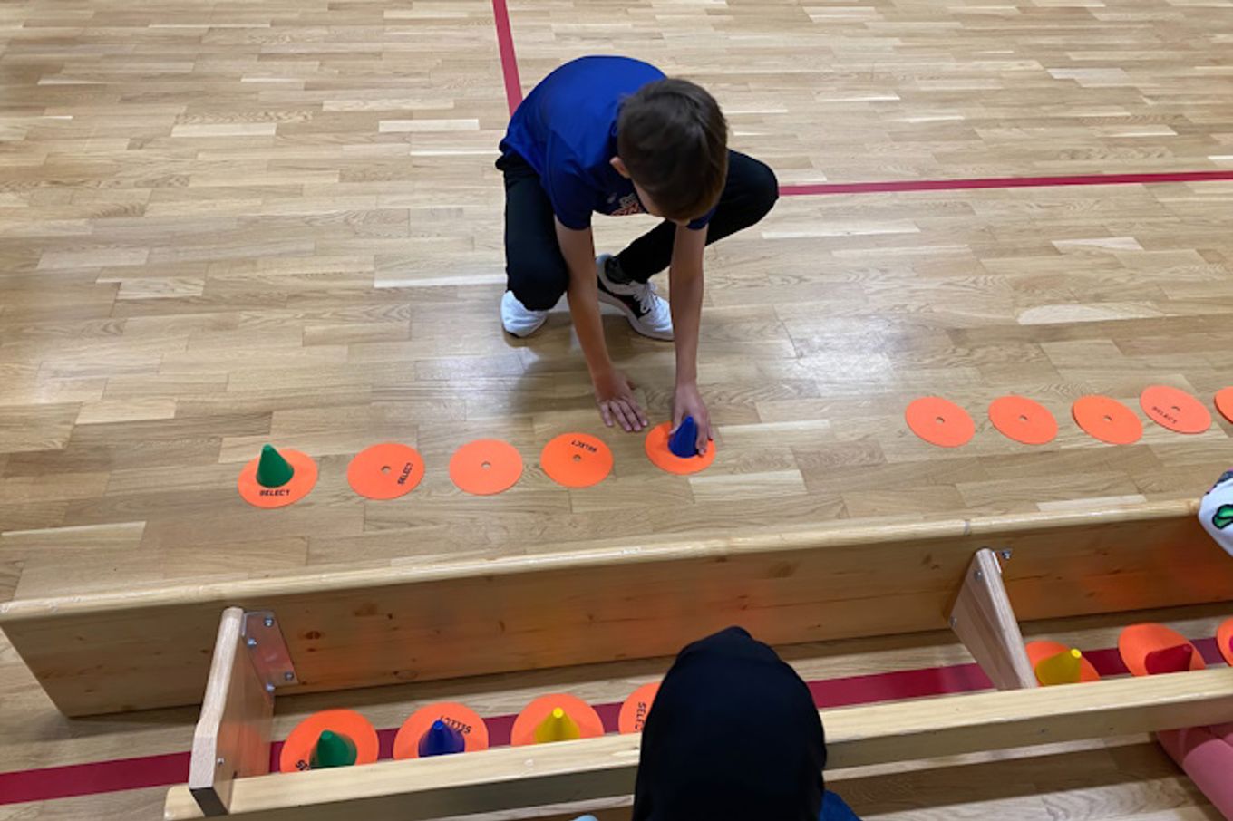 Aktivitetsledere i gymsalen