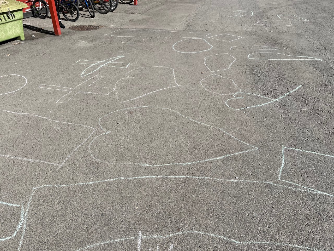 Toppåsen skole Krittfigurer på asfalt