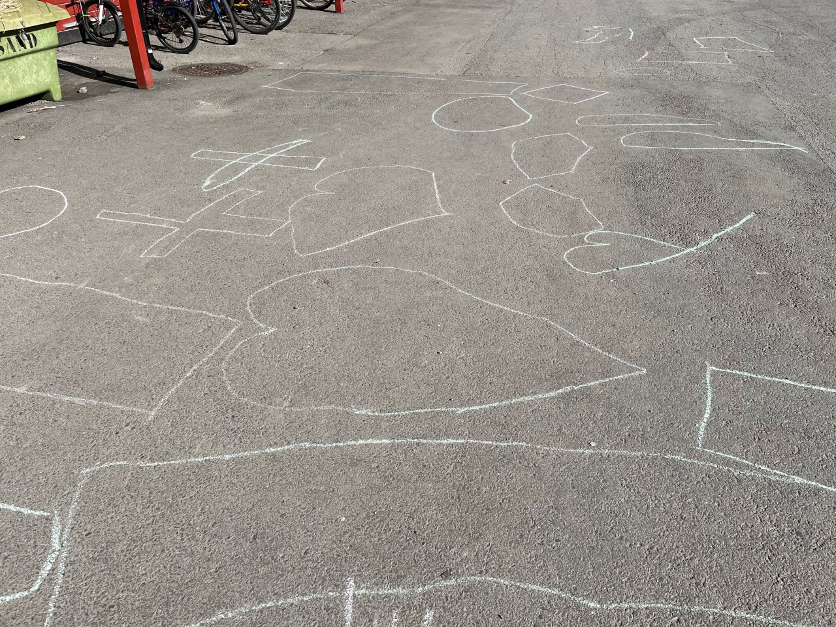 Foto: Toppåsen skole Krittfigurer på asfalt