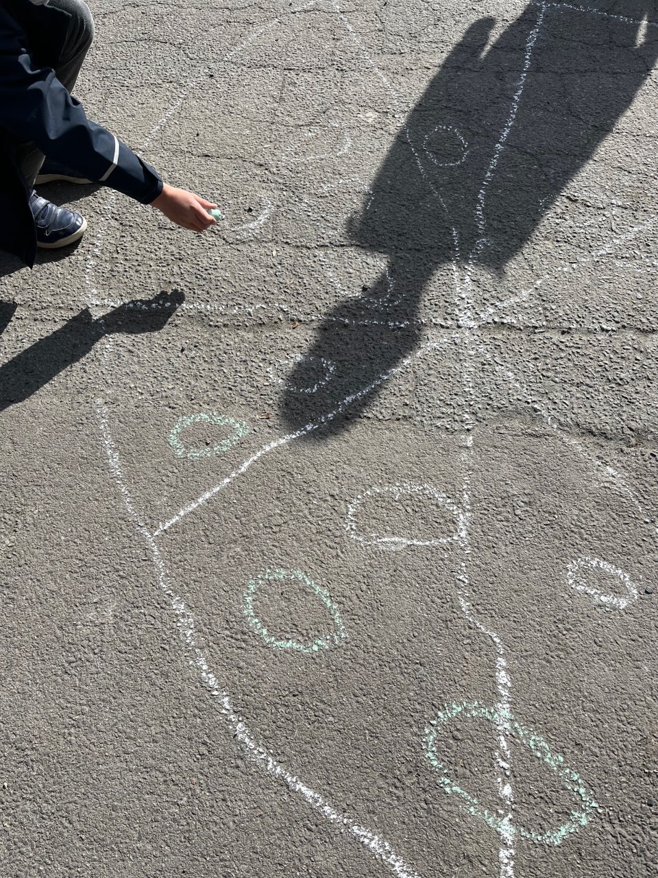 Toppåsen skole Krittfigurer på asfalten