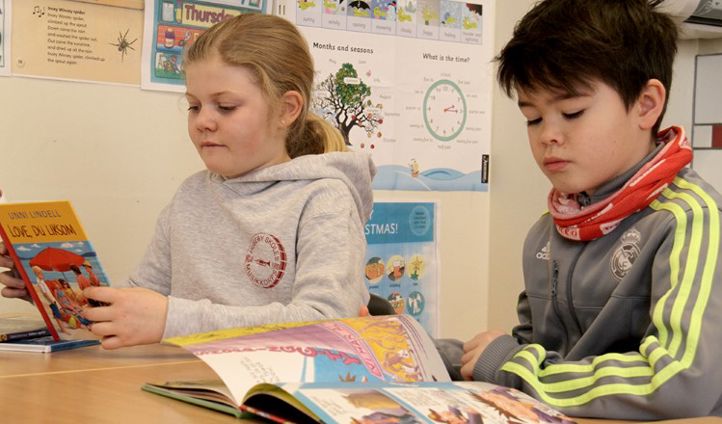 Elever arbeider i klasserom. (Foto: Heidi M. Skjebstad)