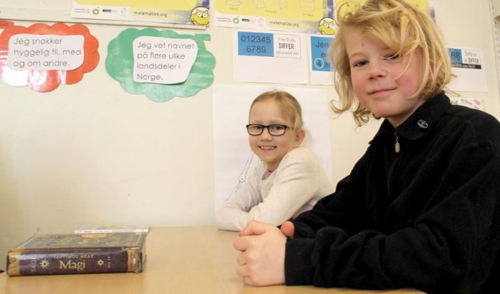 Elever arbeider i klasserom. (Foto: Heidi M. Skjebstad)