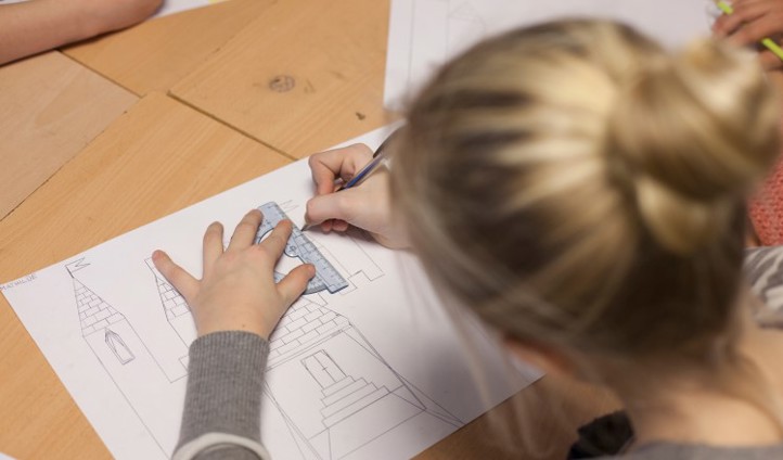 Jente som gjør geometri. Jente som gjør geometri.