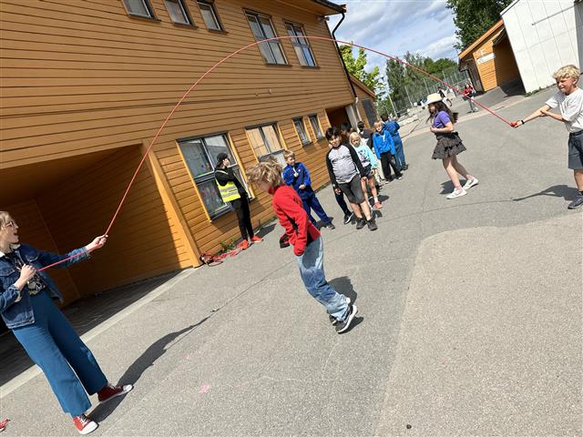 Hoppetau i skolegården