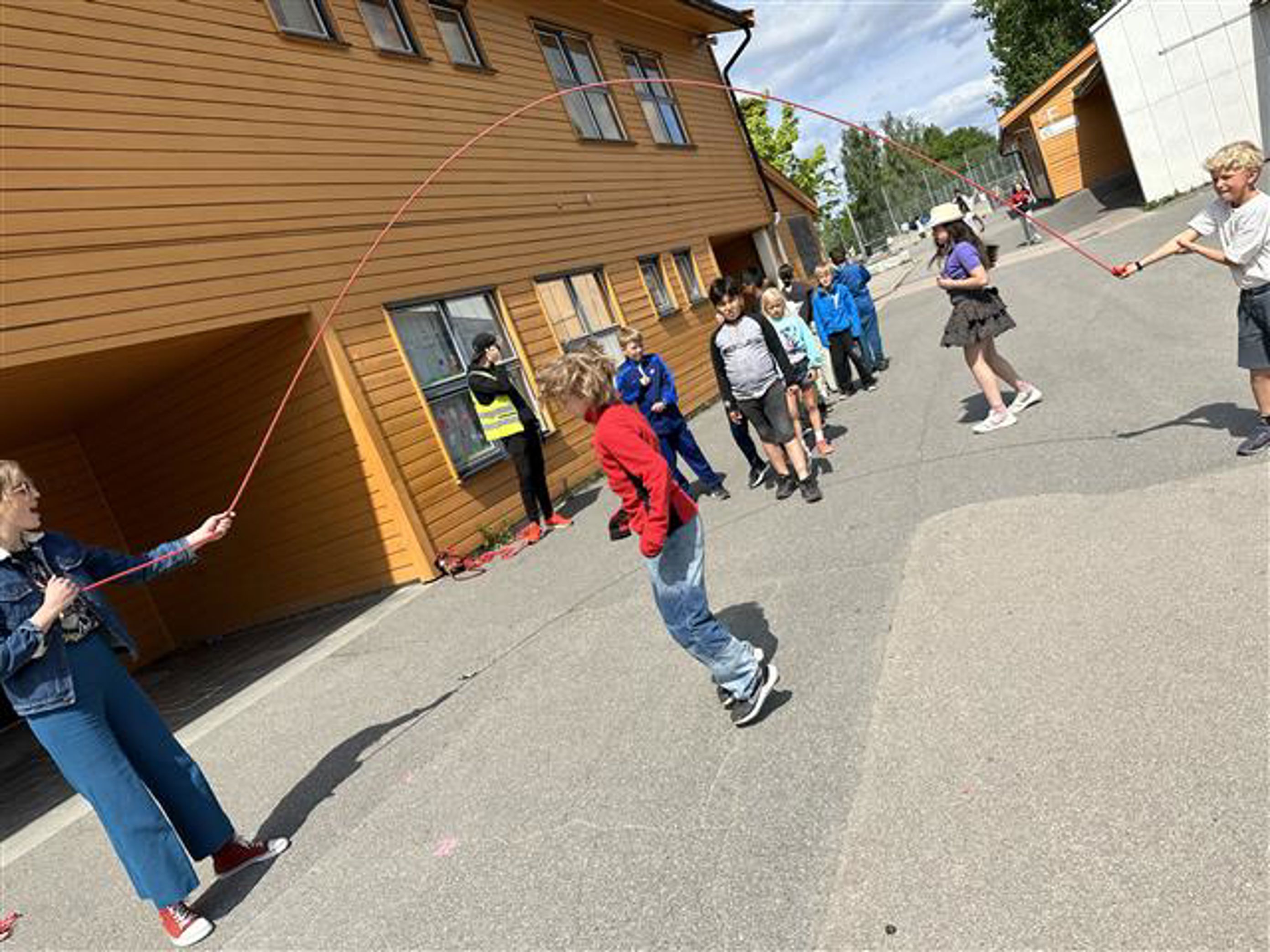 Hoppetau i skolegården